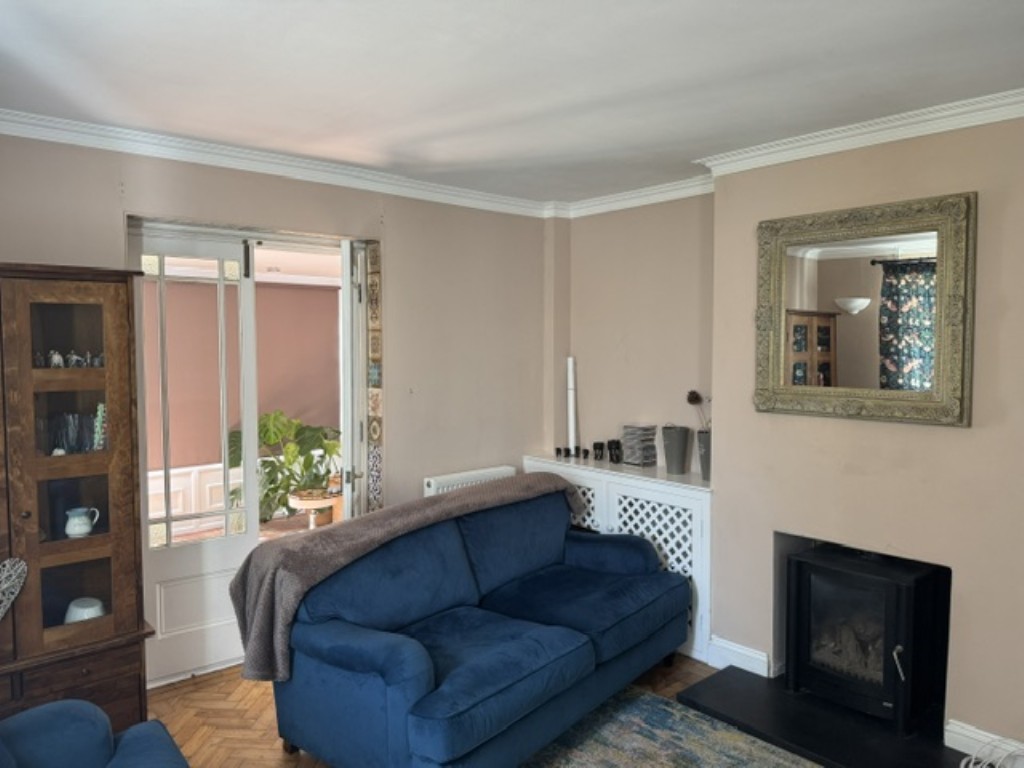 Lot: 77 - FORMER STABLE BLOCK ARRANGED AS A CHARMING COTTAGE WITH GARAGE AND GARDENS - Living Room